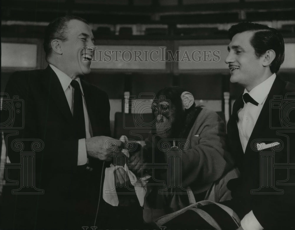 1960 Press Photo Ed Sullivan interviews an animal trainer &amp; his monkey - Historic Images