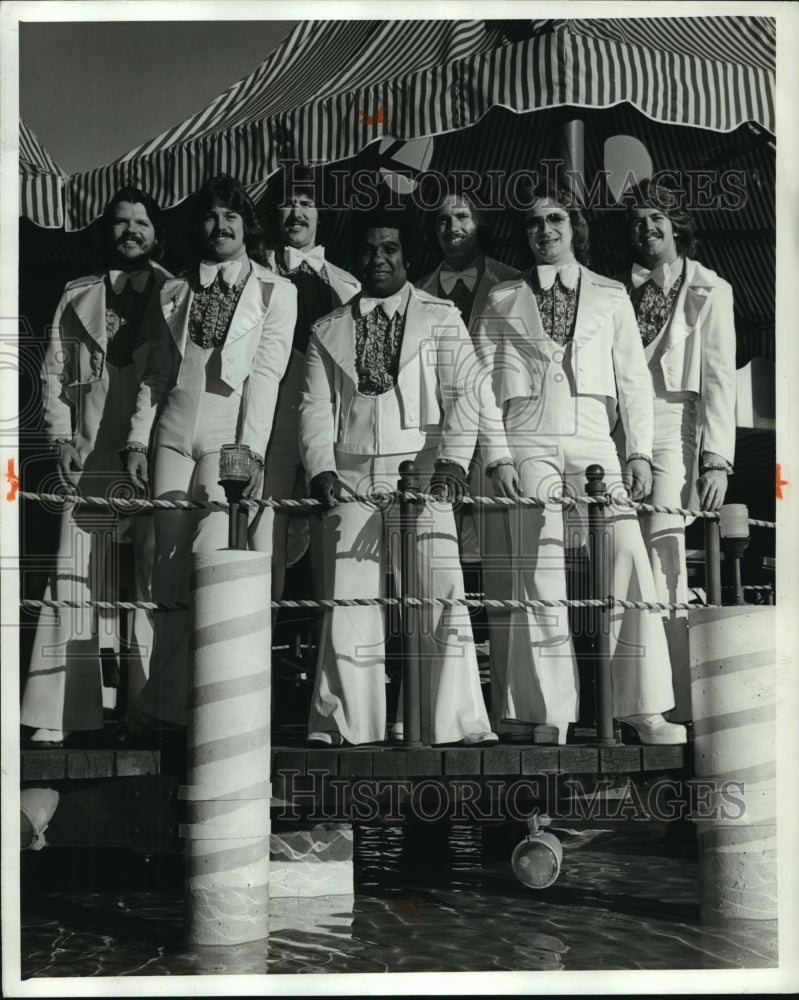 Press Photo Phoenix Express, musical group, standing on a bridge - Historic Images
