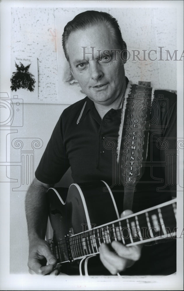 Press Photo Chuck Phillips-guitarist - Historic Images