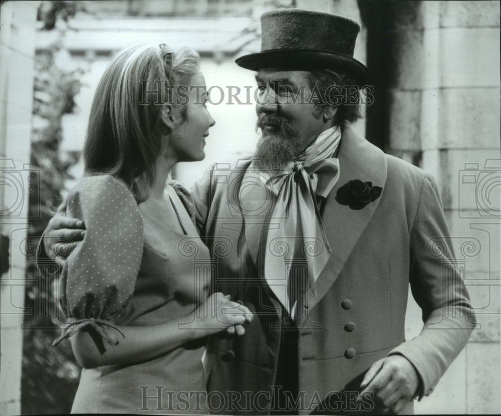 1967 Press Photo Julie Mills with Sir Michael Redgrave, "Mr. Dickens of London" - Historic Images