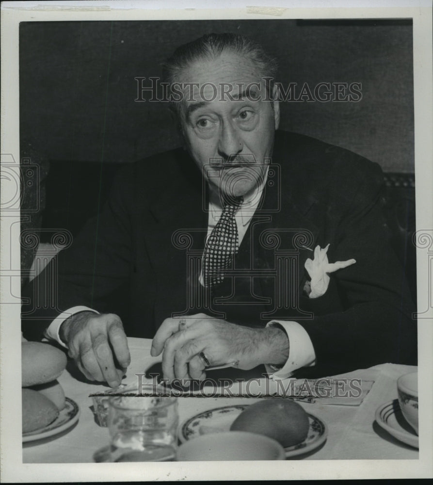 1949 Press Photo Adolphe Menjou, actor. - Historic Images