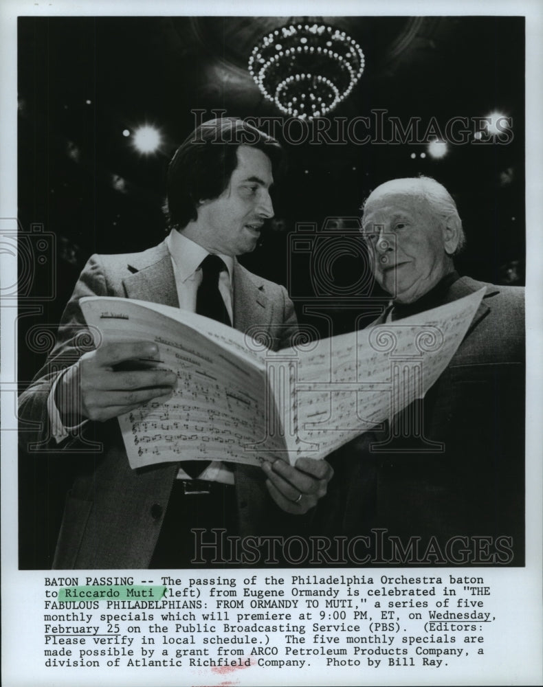 Press Photo Riccardo Muti and Eugene Ormandy look over sheet music together - Historic Images