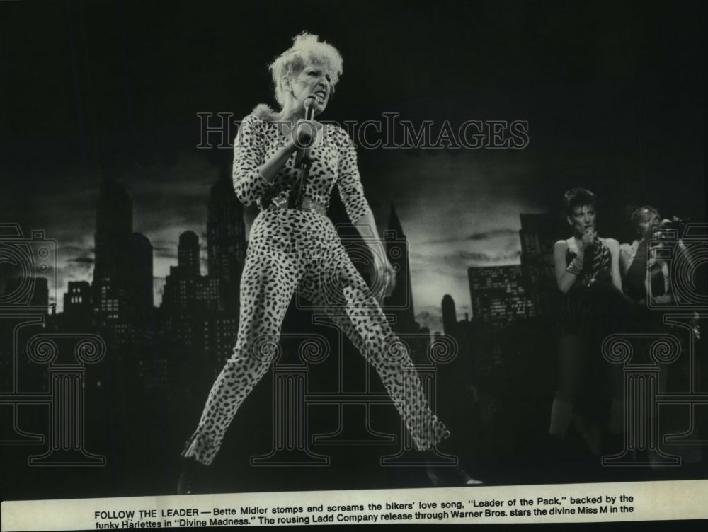 Press Photo Better Midler sings,  "Leader of the Pack," in "Divine Madness" - Historic Images
