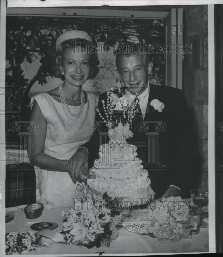 1964 Billy Rose and bride Doris Warner Vidor cut their wedding cake-Historic Images