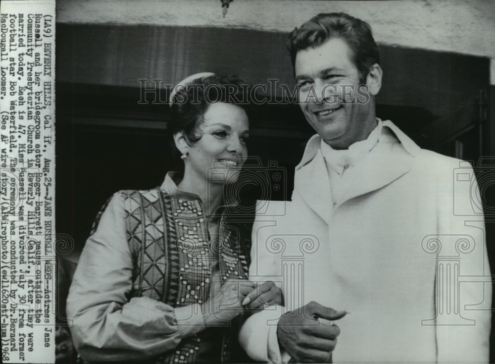 1968 Press Photo Jane Rusell, Roger Barrett pause after their wedding ceremonies - Historic Images