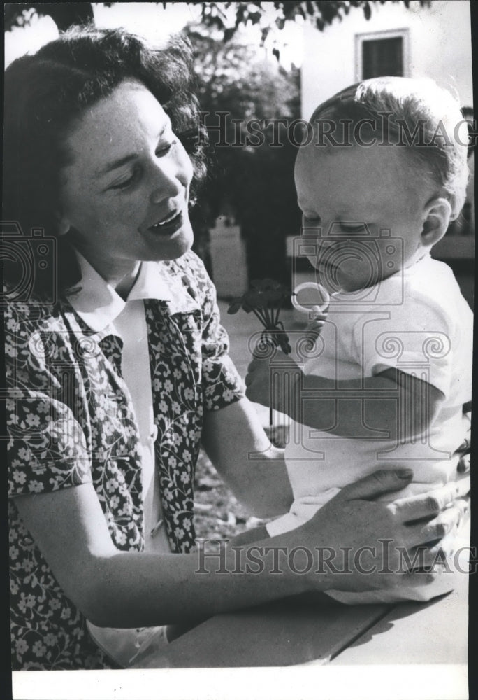1940 Press Photo Actress Maureen O&#39;Sullivan with her child - spp57061-Historic Images