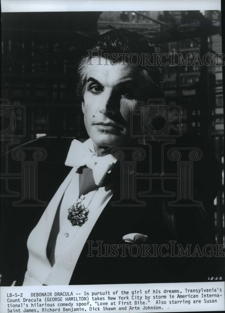 1979 Press Photo George Hamilton stars in Love at First Bite. - Historic Images