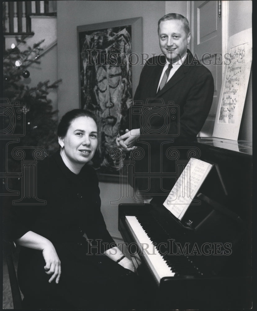 1965 Press Photo Donald Thulean, conductor and a pianist friend - Historic Images