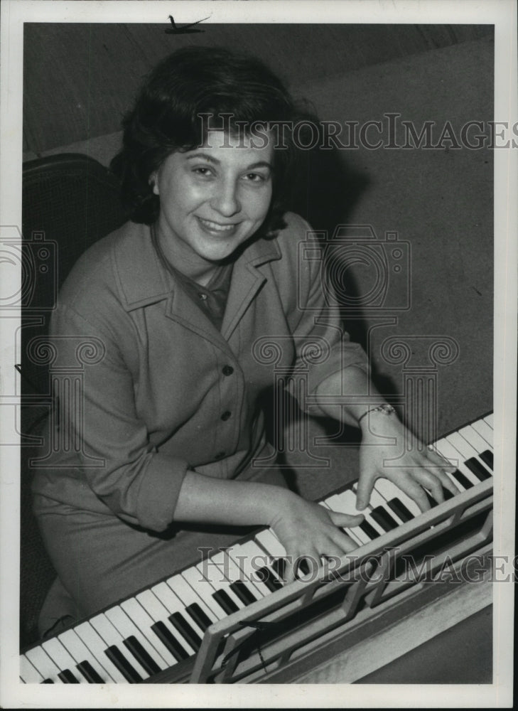 1963 Press Photo Janet Goodman-musician - Historic Images