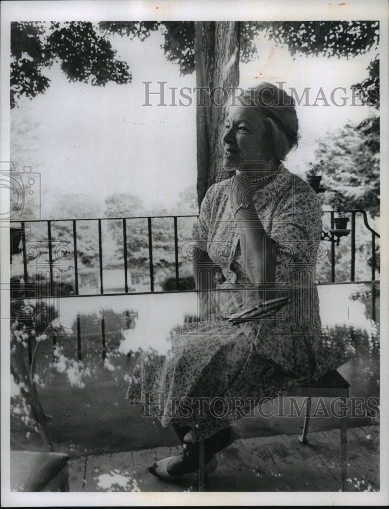 1963 Press Photo Actress Helen Hayes Sits on Porch of House She&#39;ll Sell - Historic Images