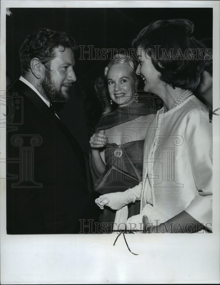 1961 Press Photo Actor Peter Ustinov with Betty Beale - Historic Images
