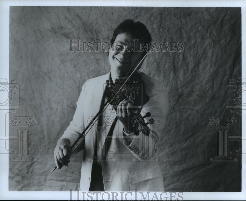 Press Photo Peter Ostroushko, playing the violin - Historic Images