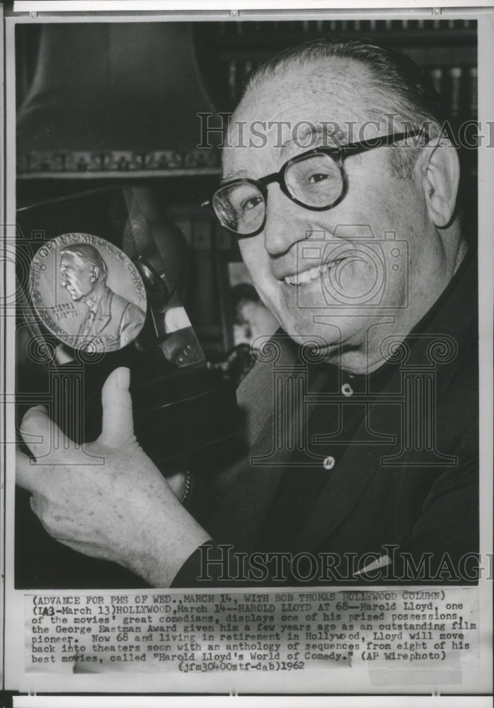 1962 Press Photo Harold Lloyd displays George Eastman Award - Historic Images
