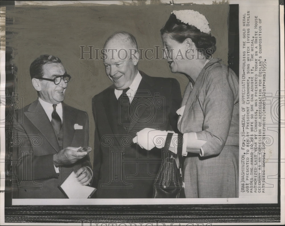 1955 Press Photo Irving Berlin &amp; wife holds medal given by President Eisenhower - Historic Images