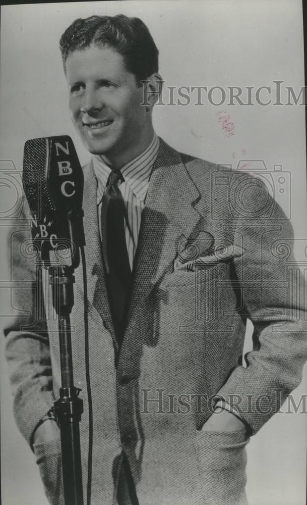 1941 Press Photo Rudy Vallee in front of the NBC microphone - Historic Images
