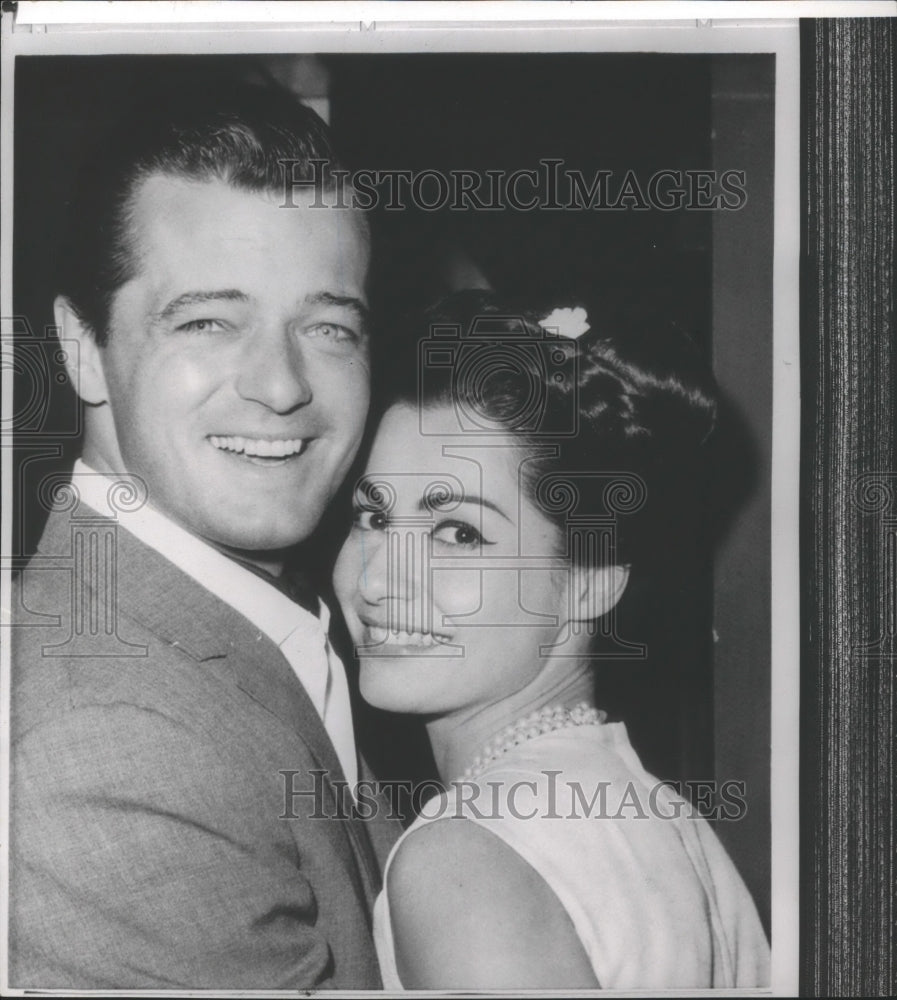 1963 Press Photo Newly weds Singer Robert Goulet &amp; Broadway star Carol Lawrence - Historic Images