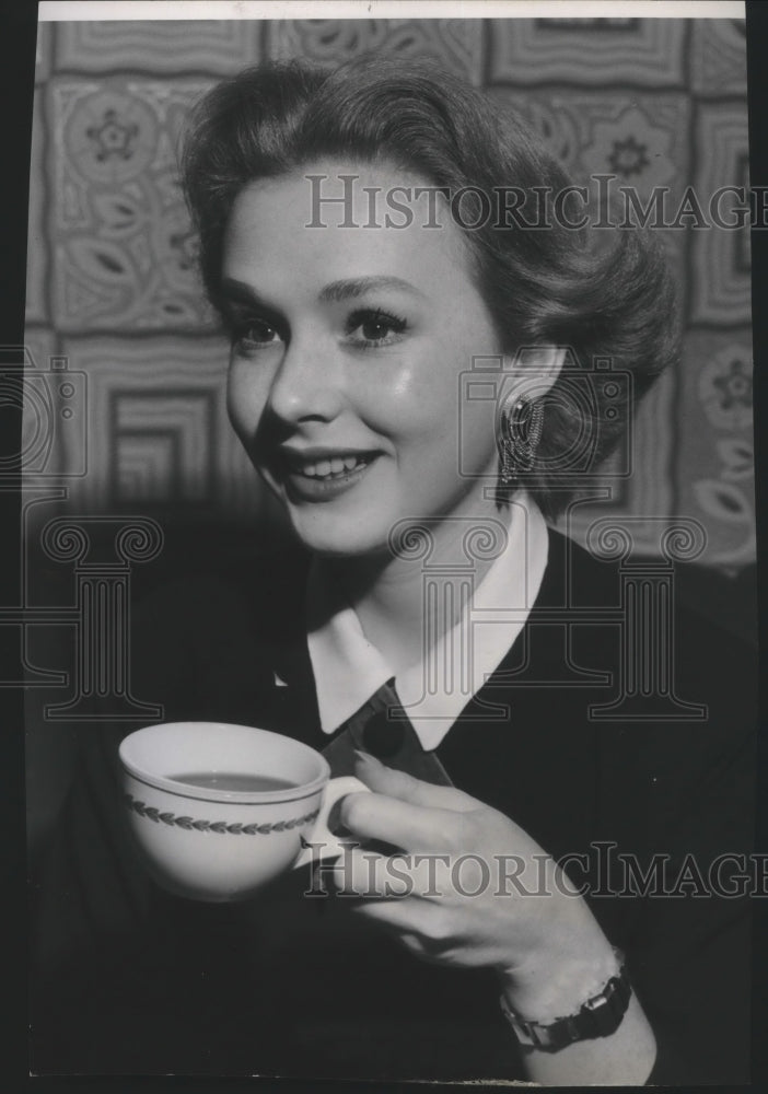 1952 Young star Piper Laurie in Spokane - Historic Images
