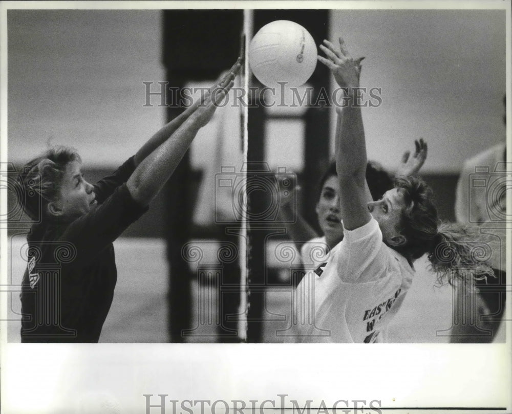 1990 Press Photo Gonzaga&#39;s Erica Cordy battles at the net during volleyball game-Historic Images