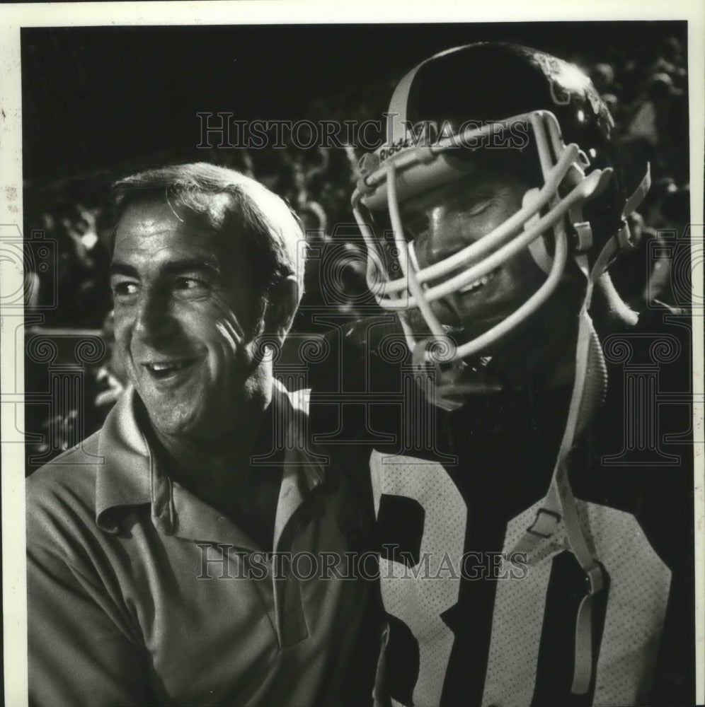 1982 Press Photo Football coach Don Anderson &amp; Mark Machtolf smile after 3rd TD- Historic Images