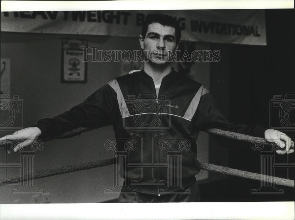 1989 Press Photo World champion Israel Akopkohian does his boxing in the ring - Historic Images