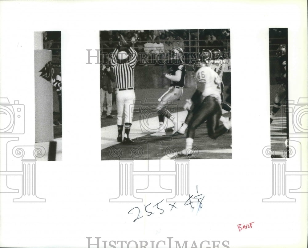 1990 Huskies football team had quarterback Drew Bledsoe on the run - Historic Images