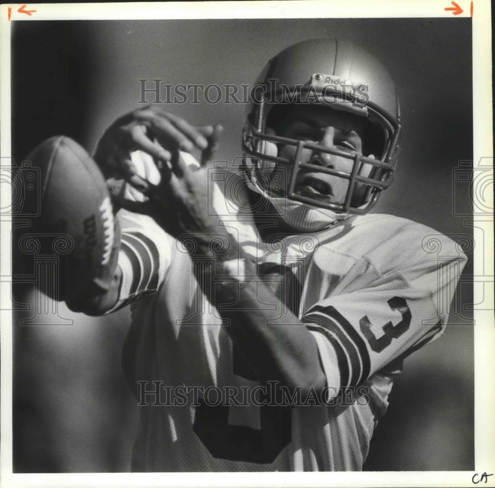 1984 Football player Jeff Champine ready for the pass  - Historic Images