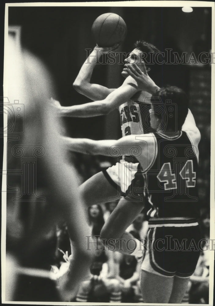 1992 Basketball star Clay Damon goes for the shot  - Historic Images