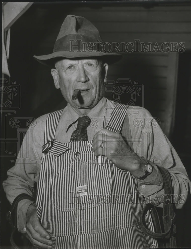 1955 Press Photo 68-year-old C.E. Cleveland very active in horse racing - Historic Images