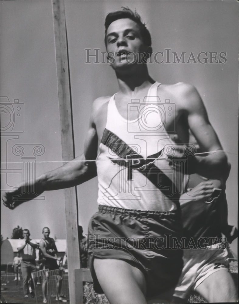 1963 Press Photo Pullman track star Greg Cleveland races to the finish- Historic Images