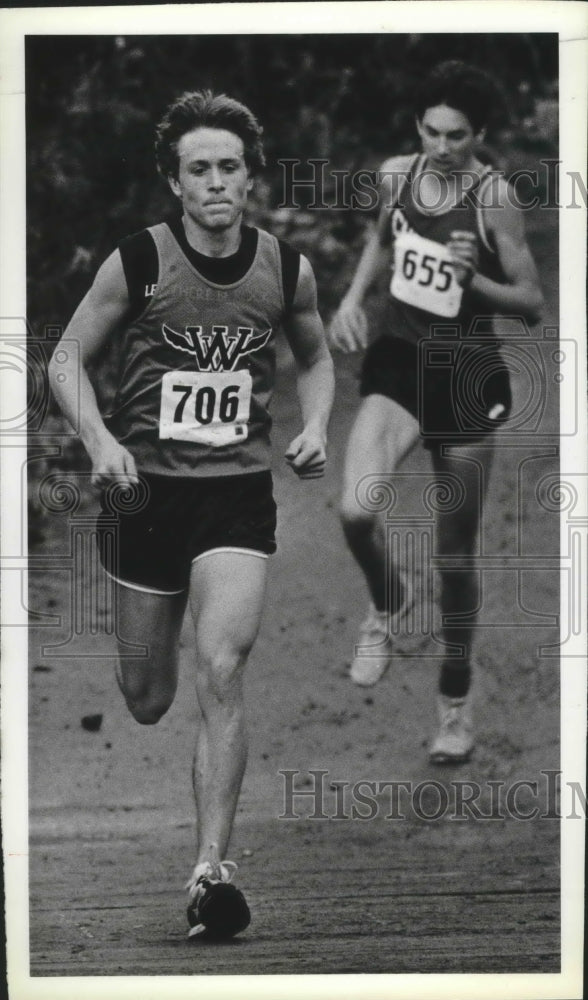 1983 Press Photo Track runners Vince Collins and Matt Hausen - sps00469- Historic Images