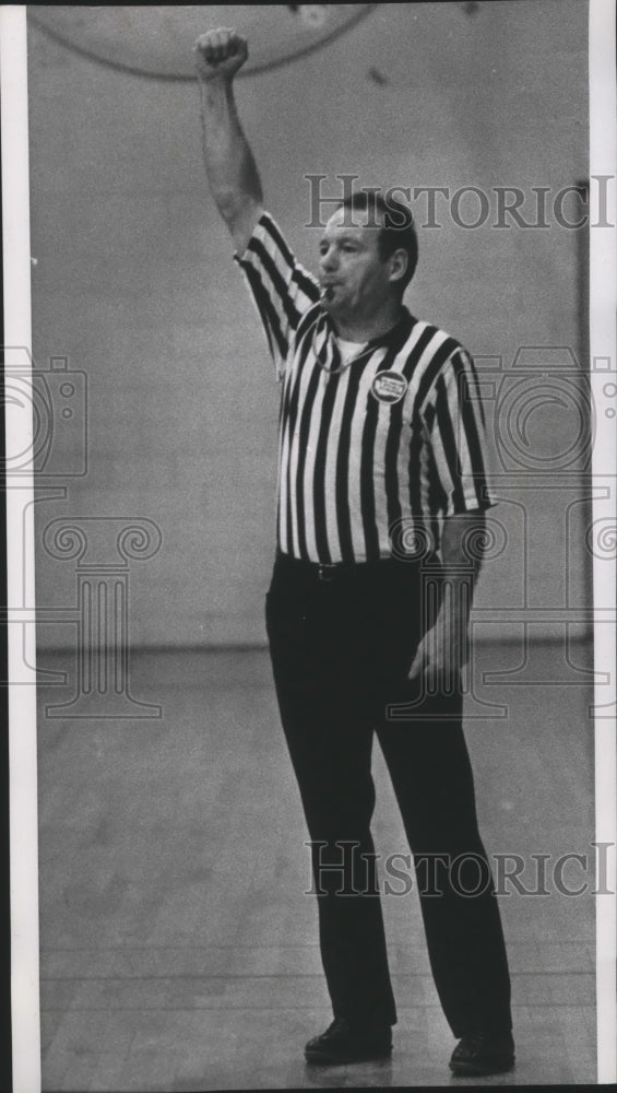 1973 Press Photo Referee Floyd Cole makes a call - sps00476-Historic Images