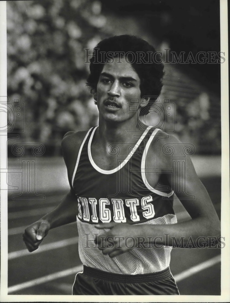 1983 Press Photo Track runner Ernie Aguilar - sps00539 - Historic Images