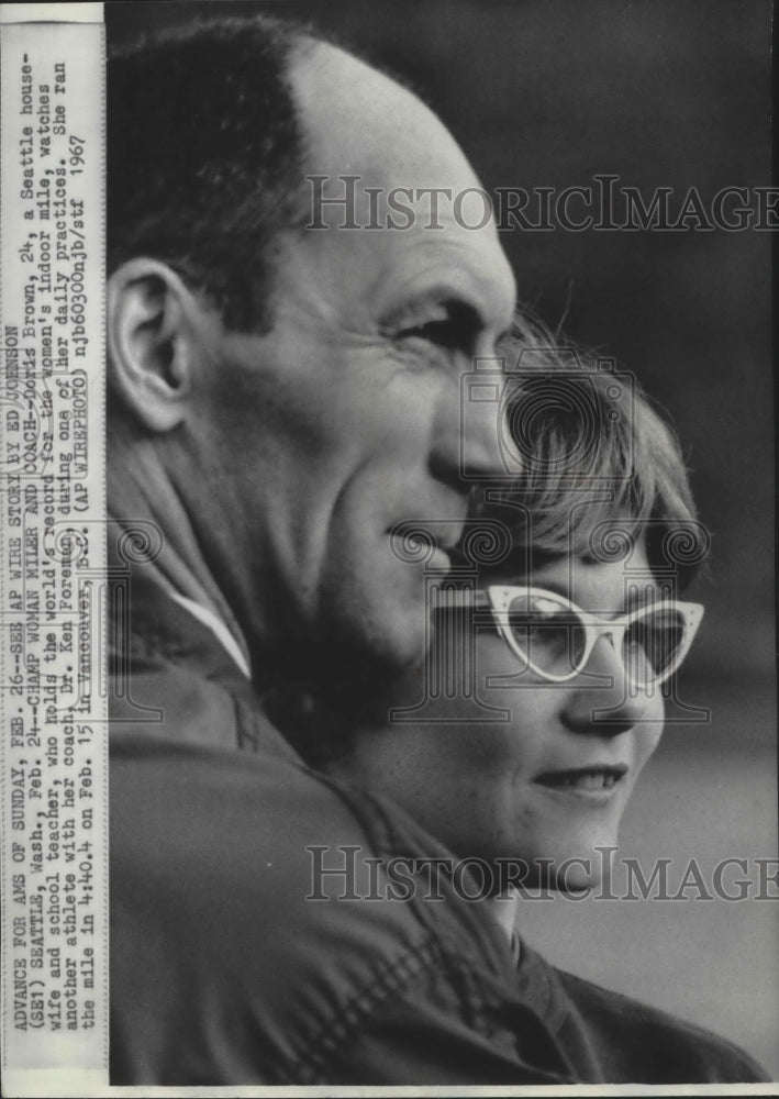 1988 Press Photo Track star Doris Brown watches another athlete - sps00599 - Historic Images