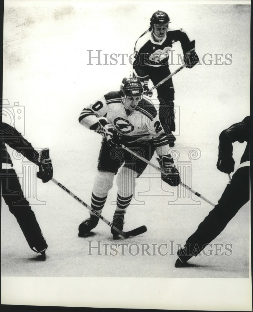 Press Photo Hockey center Dan Brown - sps00600 - Historic Images