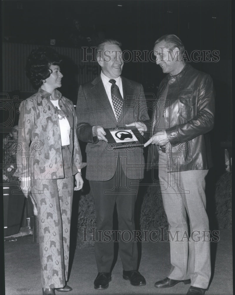 1974 Press Photo Horse racing trainer, A.J. Branenburg gets championship plaque- Historic Images