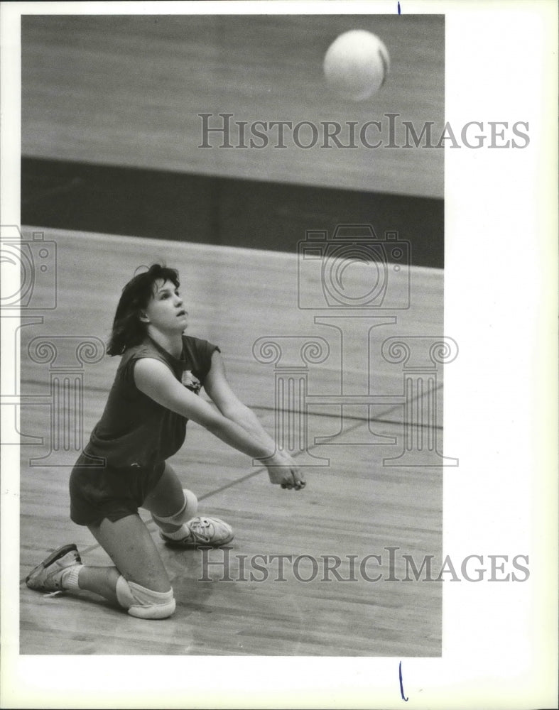 1989 Press Photo Julie Argotow digs playing volleyball at Eastern Washington - Historic Images