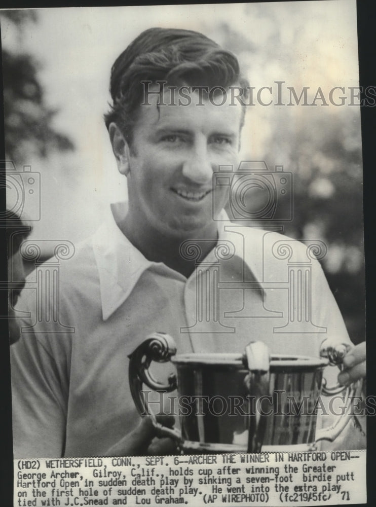 1972 Press Photo George Archer holds the trophy after winning golf tournament-Historic Images