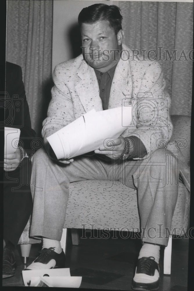 1952 Press Photo Raymond A. Curfman, Head football coach of University of Idaho - Historic Images