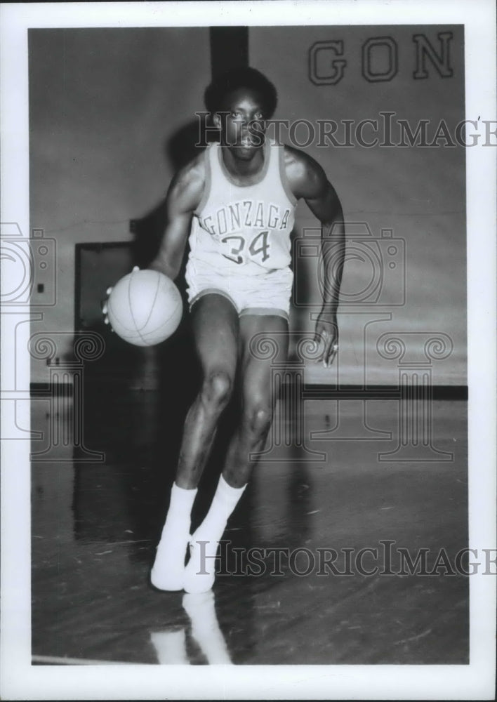 1976 Press Photo Jim Centers, Gonzaga University basketball player in action-Historic Images