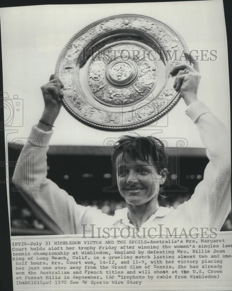 1970 Press Photo Australia&#39;s Mrs. Margaret Court holds up her tennis trophy- Historic Images