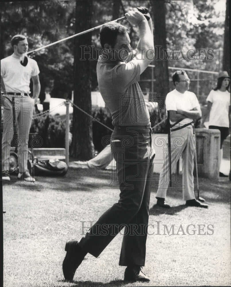 1970 Press Photo Golfer Bob Cox practices his swing - sps01109-Historic Images