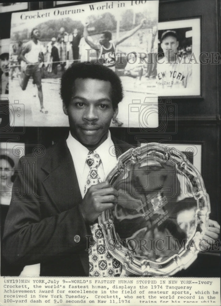 Press Photo Ivory Crockett, the world&#39;s fastest human, displays 1974 trophy- Historic Images