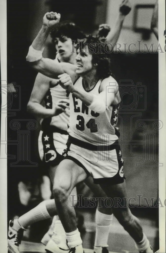 1983 Press Photo Matt Piper and Tony Chrisman in background at basketball game- Historic Images