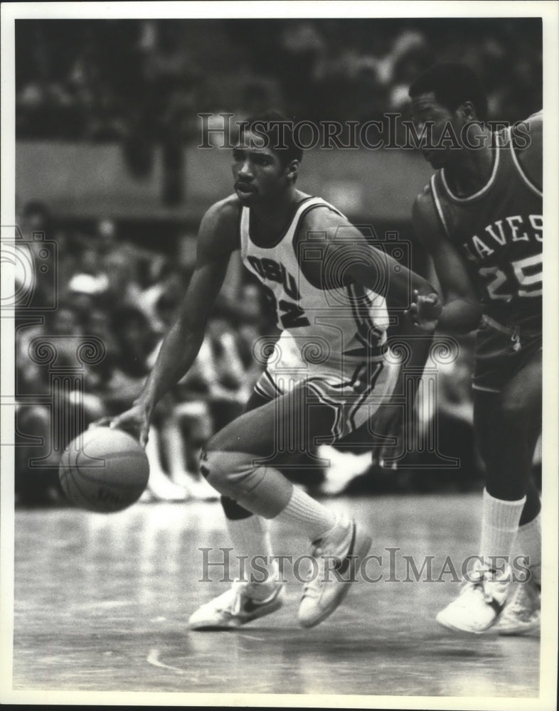 1982 Press Photo Oregon State basketball player Lester Conner drives to the hoop-Historic Images