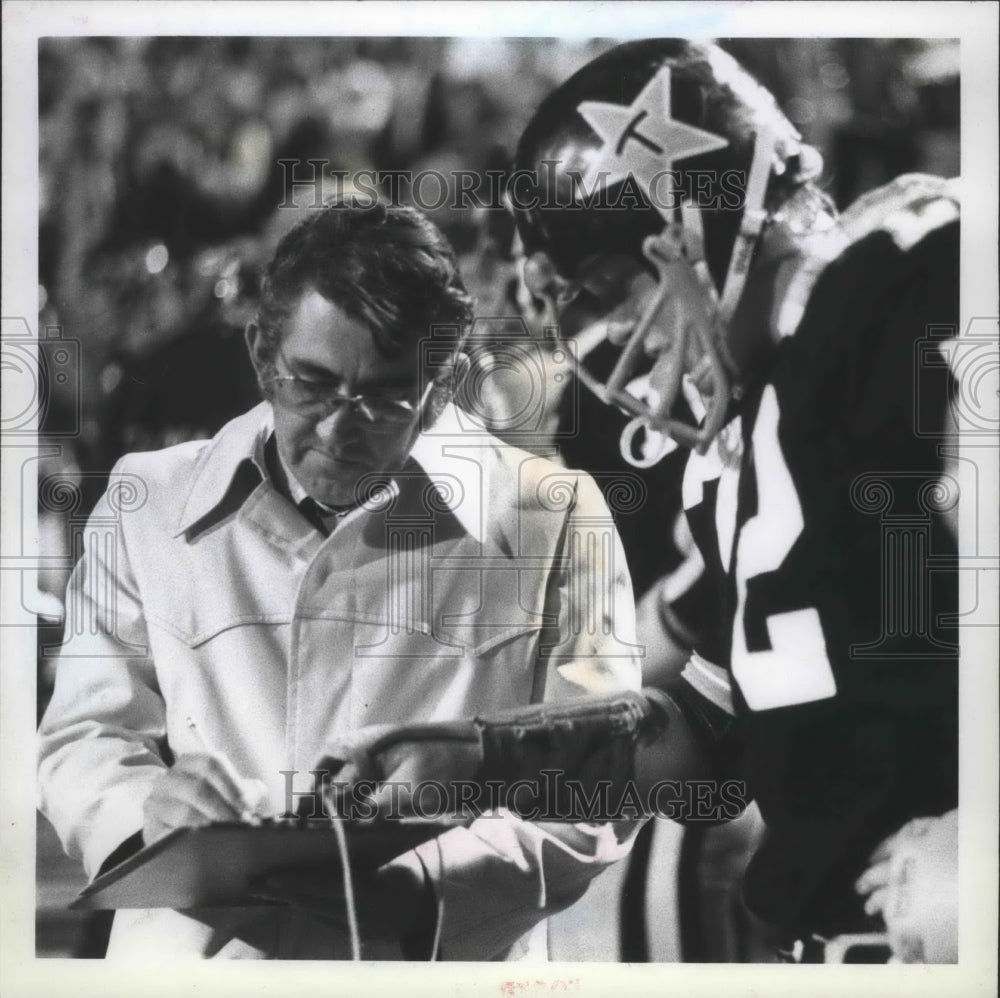 1978 Press Photo Football Coach Jerry Connors instructs player Dan Lynch-Historic Images