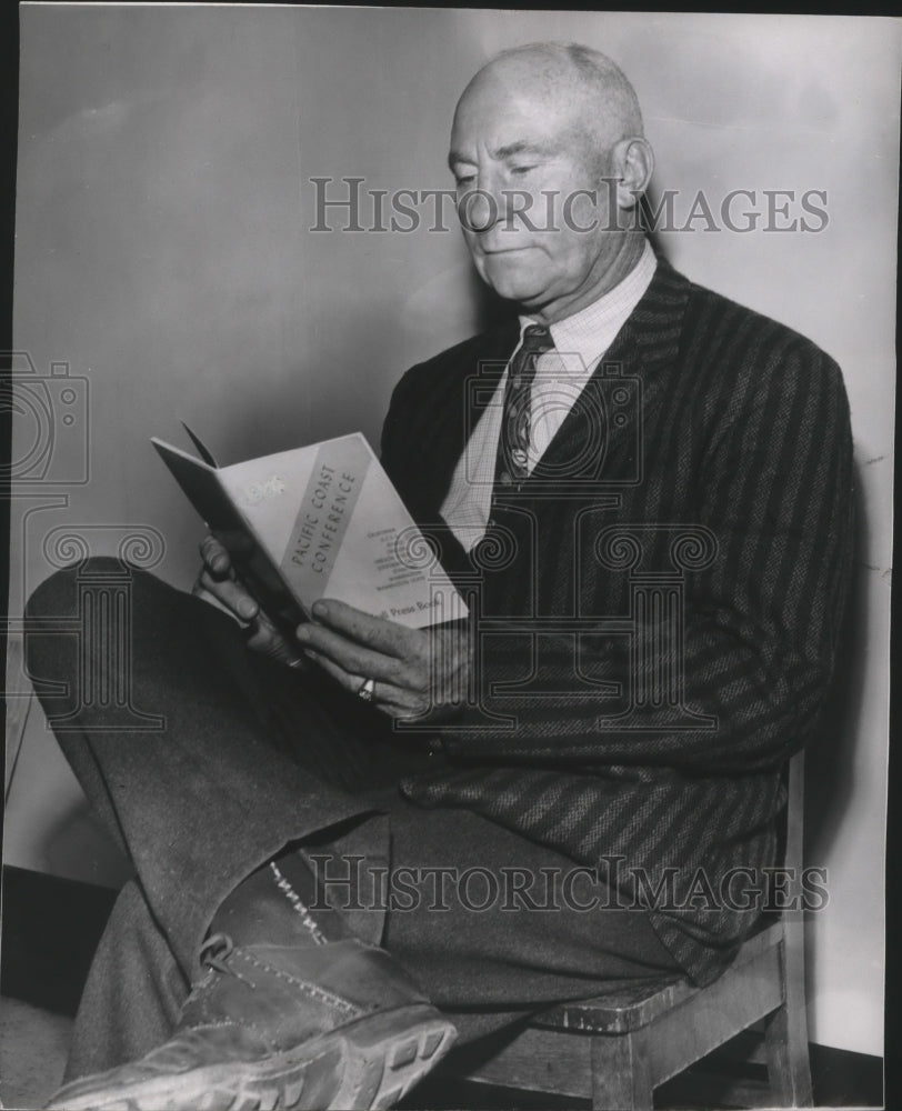 1958 Press Photo Football coach Ray Flaherty preps for grid campaign - sps01448 - Historic Images