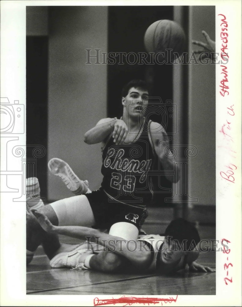 1987 Press Photo Cheney basketball player Bob Austin not afraid to get the ball-Historic Images