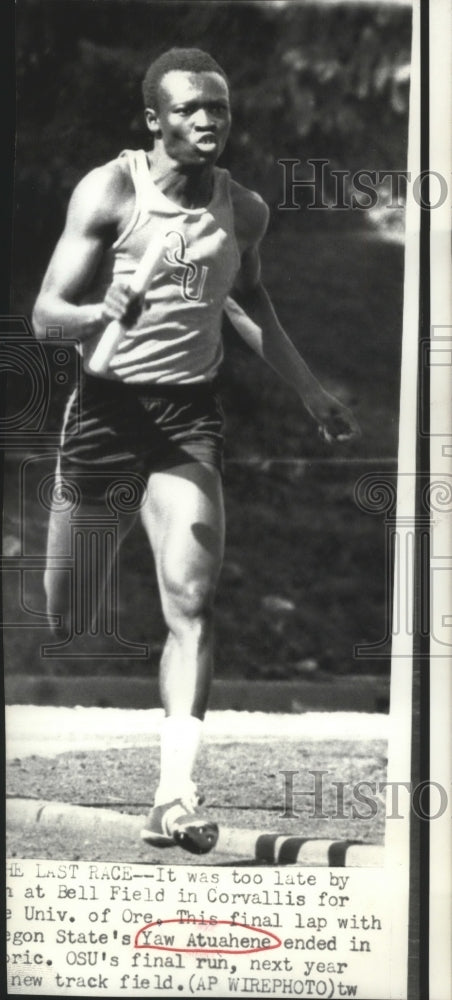 1973 Press Photo Oregon State track star Yaw Atuahene enters the final lap-Historic Images