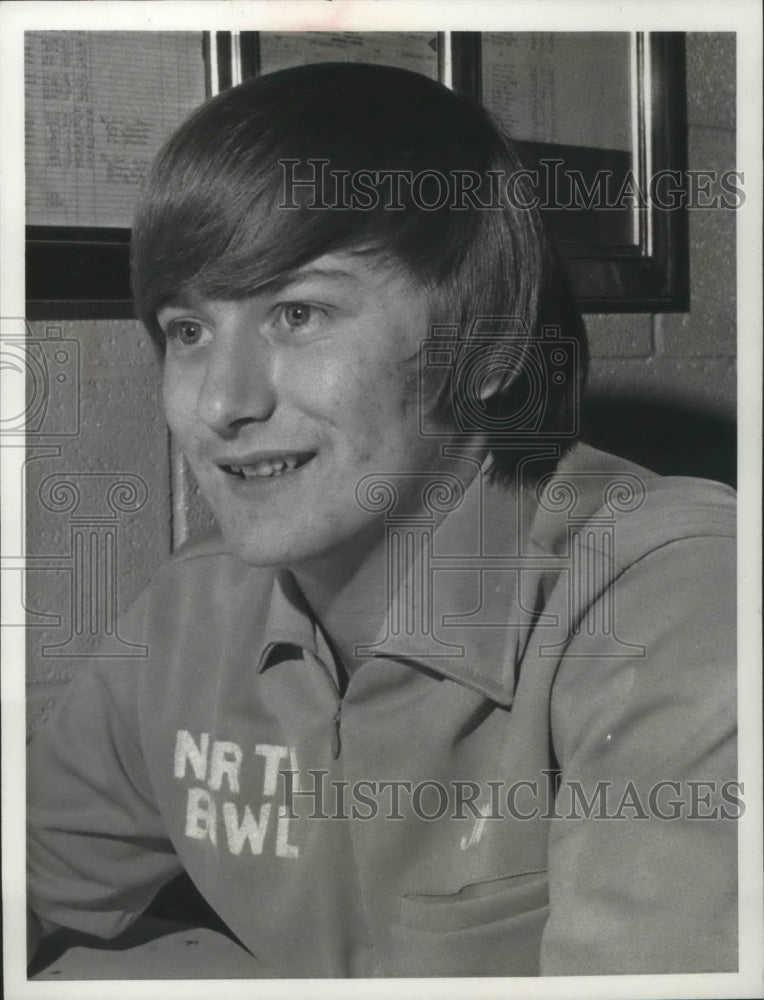 1977 Press Photo Bowler Jim Allen all smiles after competition - sps01619-Historic Images