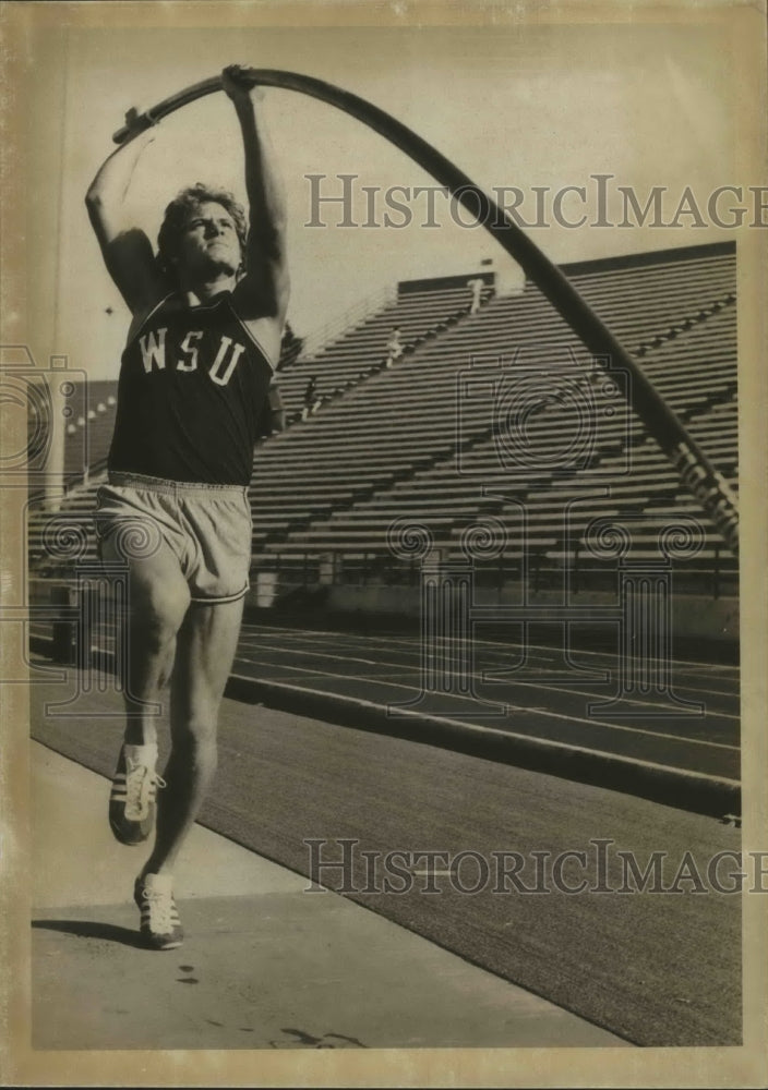 1977 Press Photo Track star Dennis Dudley competes at meet - sps01638-Historic Images